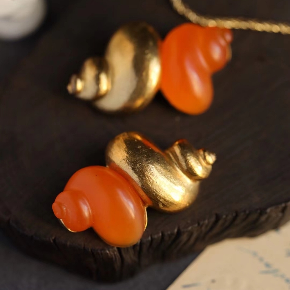 vintage Christian Dior. The Iconic Conch Earrings designed by Robert Goossens. - Picture 5 of 9
